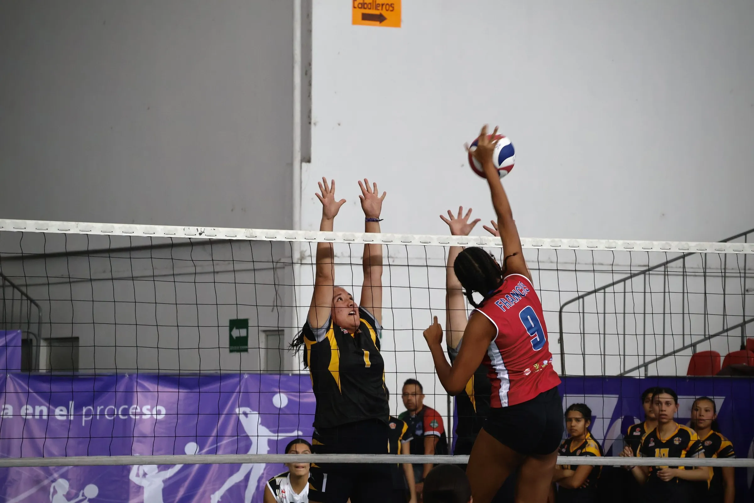 Remate contra un bloqueo doble en la red.