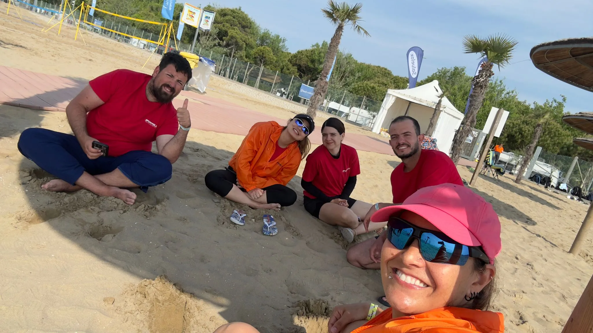 El grupo de entrenadores en la arena, en Italia.